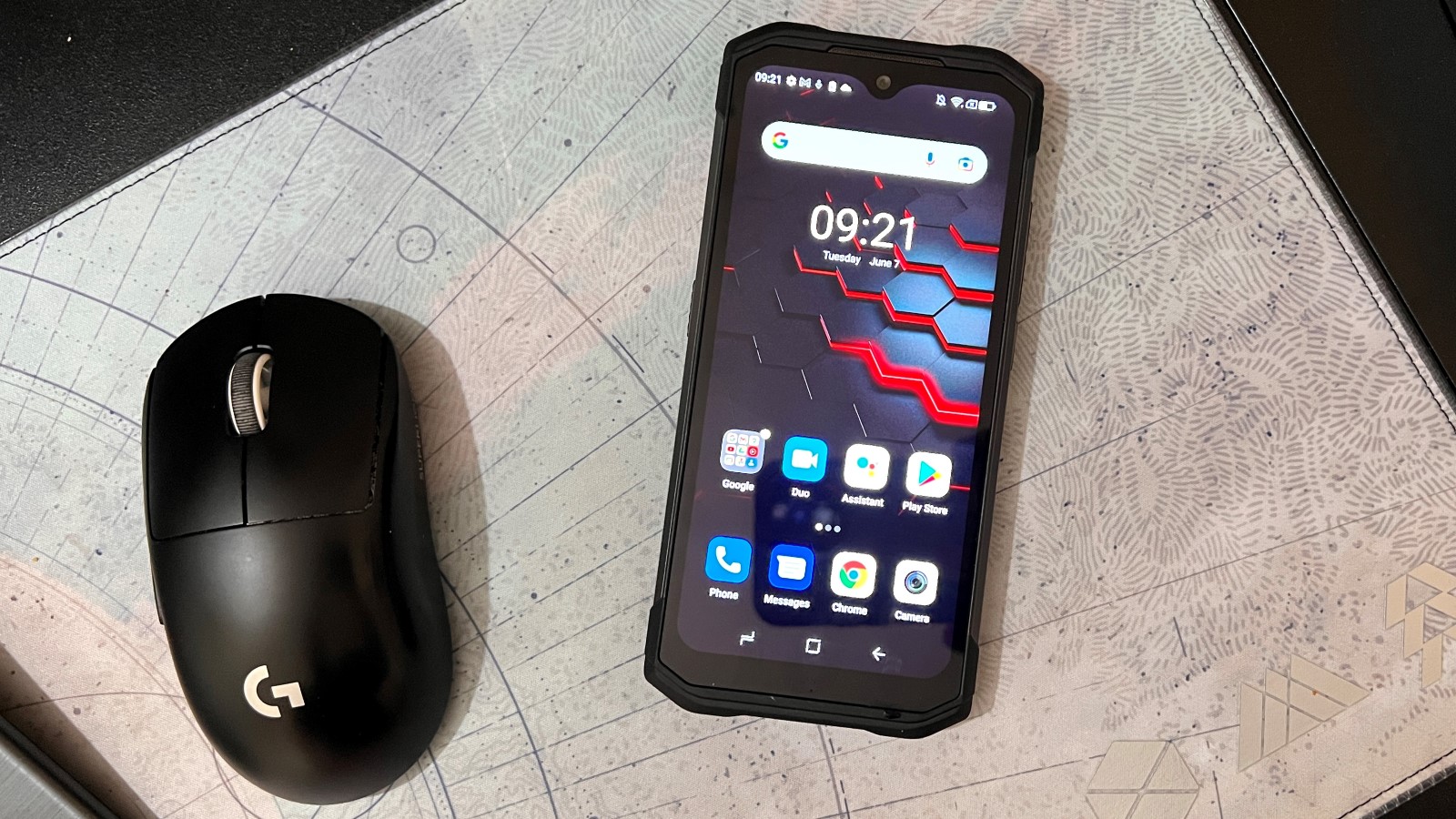 Doogee S98 Pro junto a un mouse inalámbrico