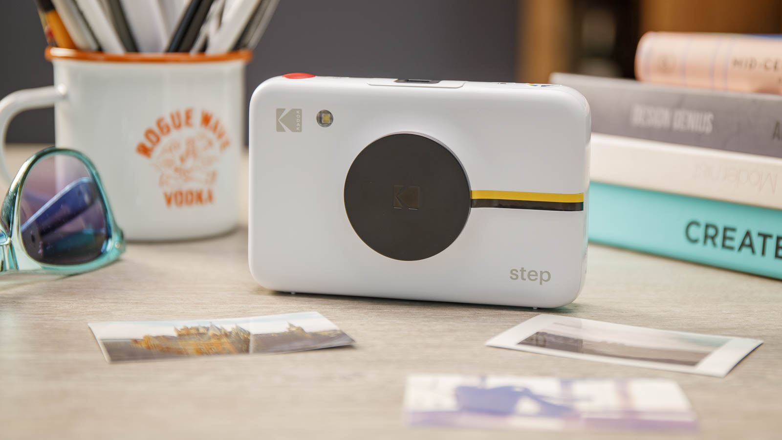 Cámara instantánea Kodak Step con la tapa del objetivo puesta