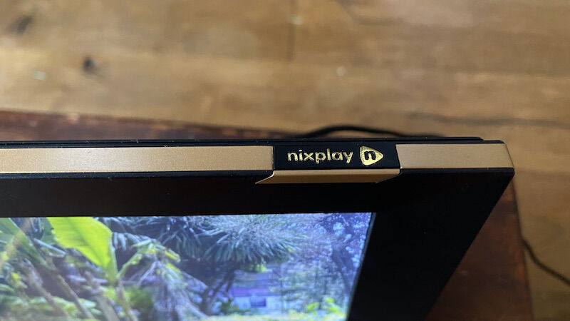 Logo Nixplay na ekranie dotykowym