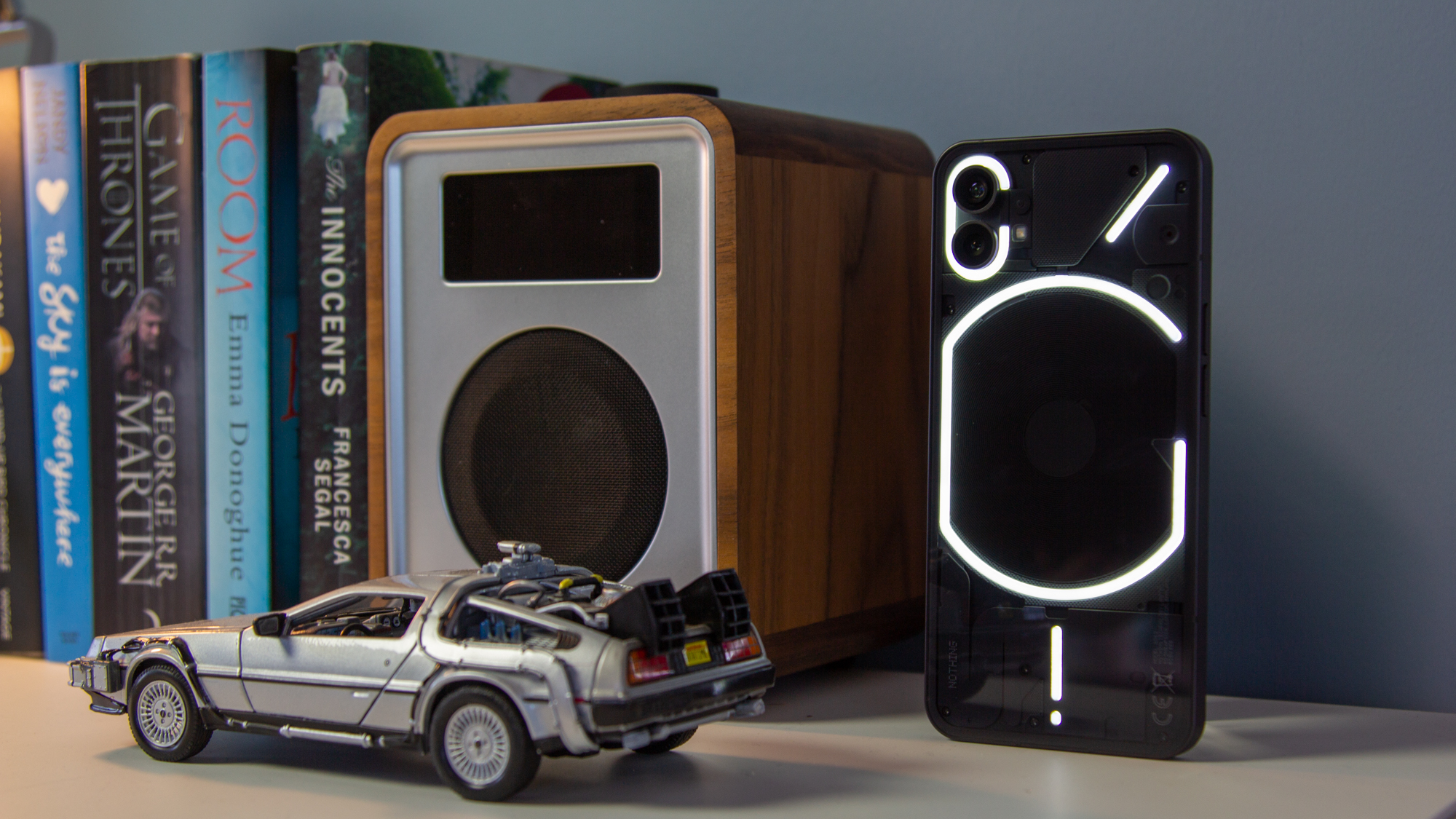 Nothing Phone (1) arrière avec lumières Glyph par jouet DeLorean