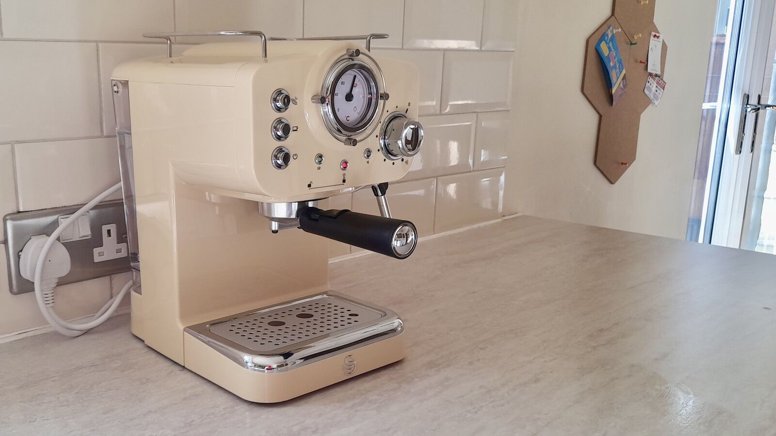 Seitenansicht der Schwan-Espressomaschine