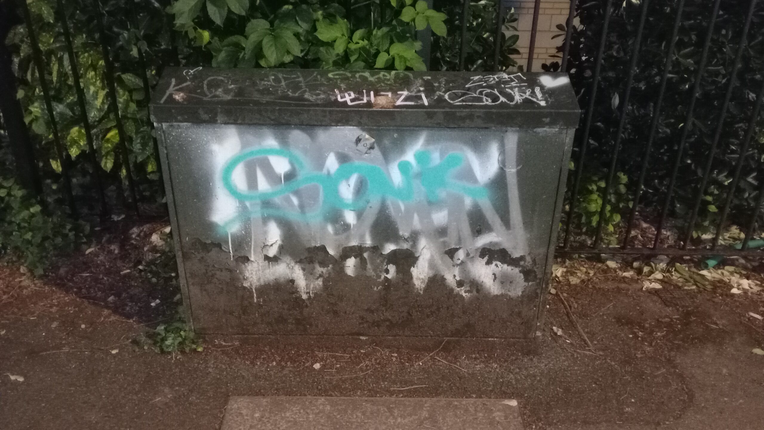Ein Straßenschrank mit Graffiti