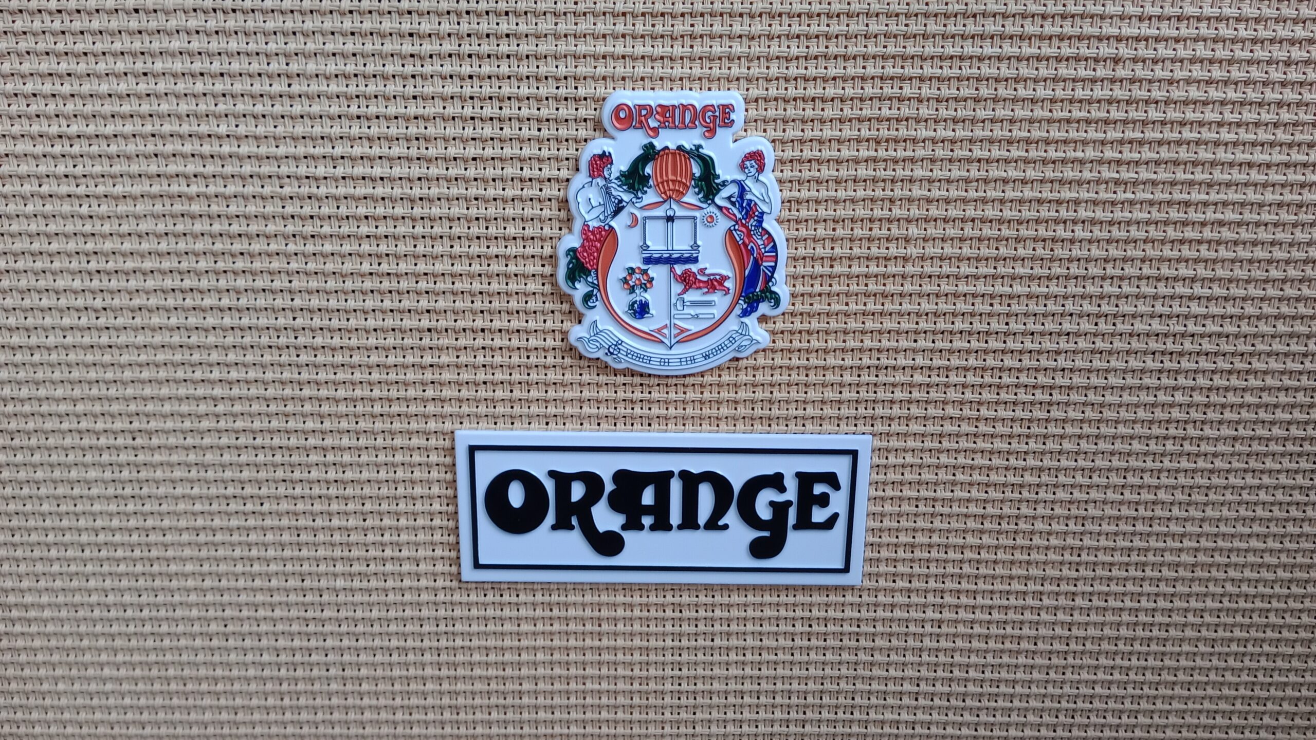 La insignia en un amplificador de guitarra que dice 'Orange'