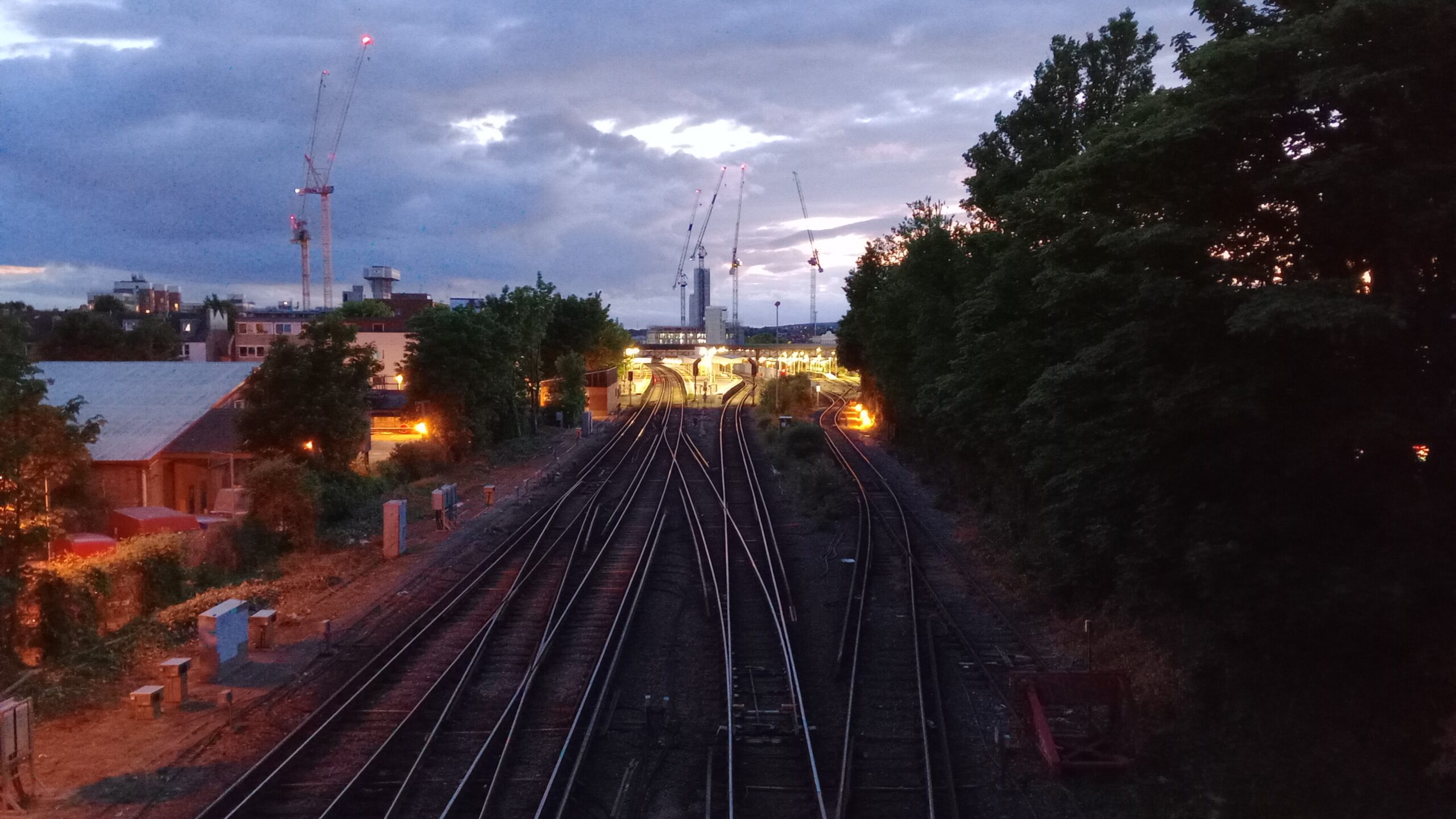 Una vista nocturna de las vías del tren