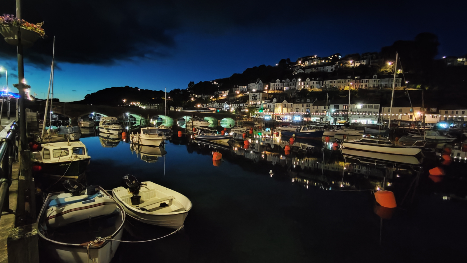 Фотография гавани ночью, сделанная Xiaomi 12 Lite