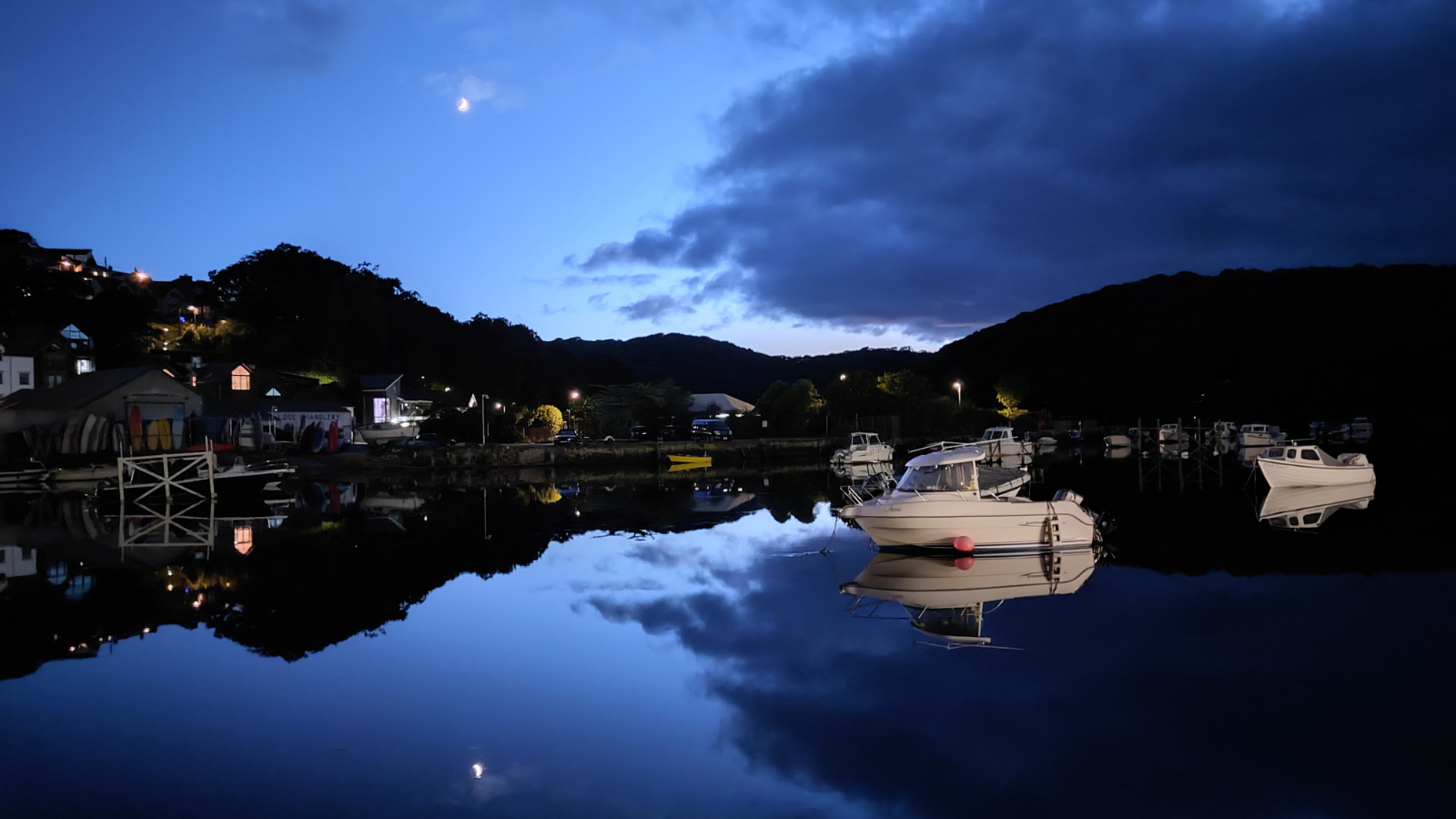 Nocne zdjęcie łodzi i księżyca zrobione przez Xiaomi 12 Lite